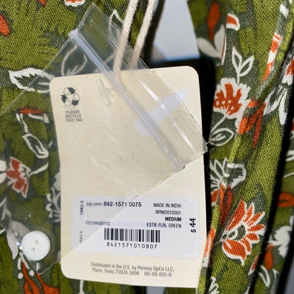 SALE-a.n.a Estie Floral Green V-Neck Blouse - Picture 4 of 11